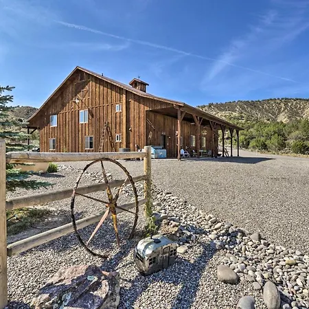 Villa Montrose Barndominium On 7 Acres With Views!